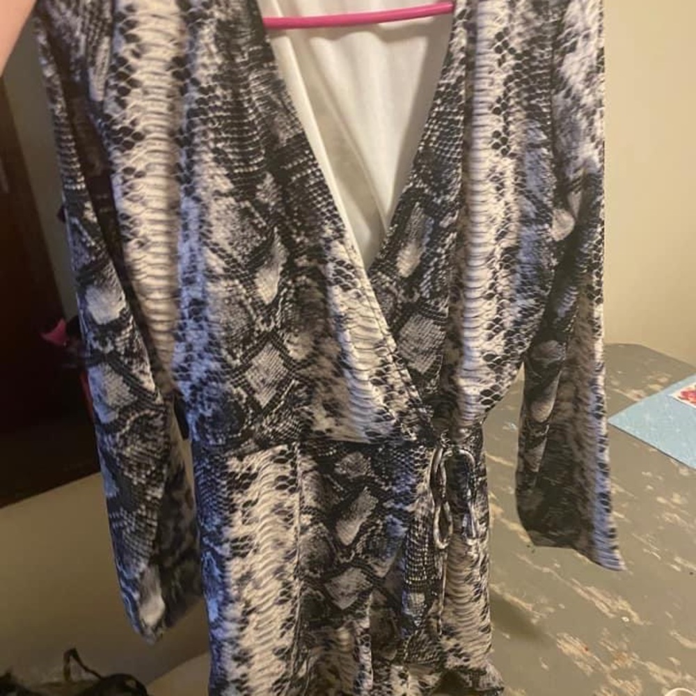 Size large snake print dress
